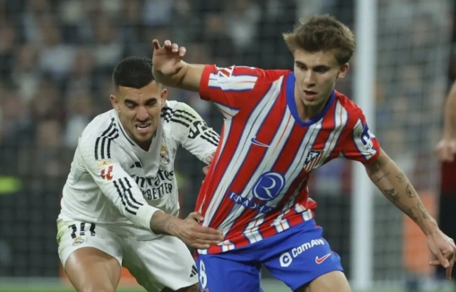 Dani Ceballos tranh chấp bóng trong màu áo Real Madrid.